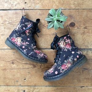 Dr. Martens Canvas Black Victorian Rose Floral Print Lace Up Boots Size 8